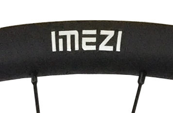 ImeZiの新しいステッカー”IMEZI"はバルブカバーではなくデカールで白色のみ